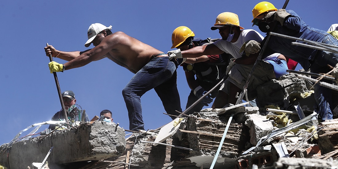 voluntarios buscan a sobrevivientes tras los sismo de ayer, en Cali.