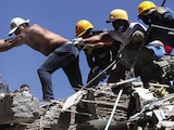 voluntarios buscan a sobrevivientes tras los sismo de ayer, en Cali.