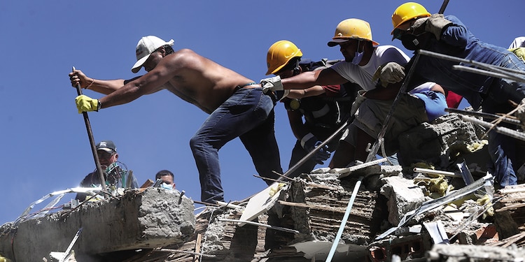 voluntarios buscan a sobrevivientes tras los sismo de ayer, en Cali.