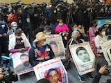 Padres de los 43 normalistas desaparecidos de Ayotzinapa acuden a conferencia de prensa del GIEI.