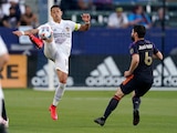 Javier "Chicharito" Hernández controla el balón durante un juego con el Galaxy en la MLS el pasado 19 de junio.
