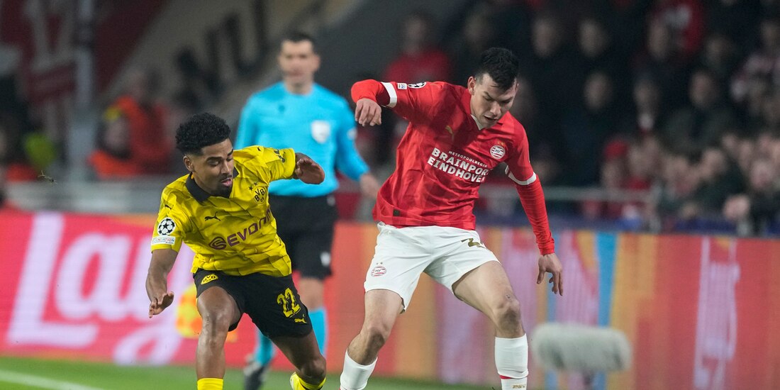 Hirving Lozano disputa un balón con Ian Maatsen en la ida de octavos de final de Champions League entre PSV Eindhoven y Borussia Dortmund.