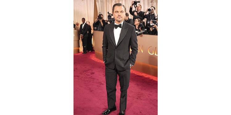 Leonardo DiCaprio apostó por un esmoquin negro de corte clásico.