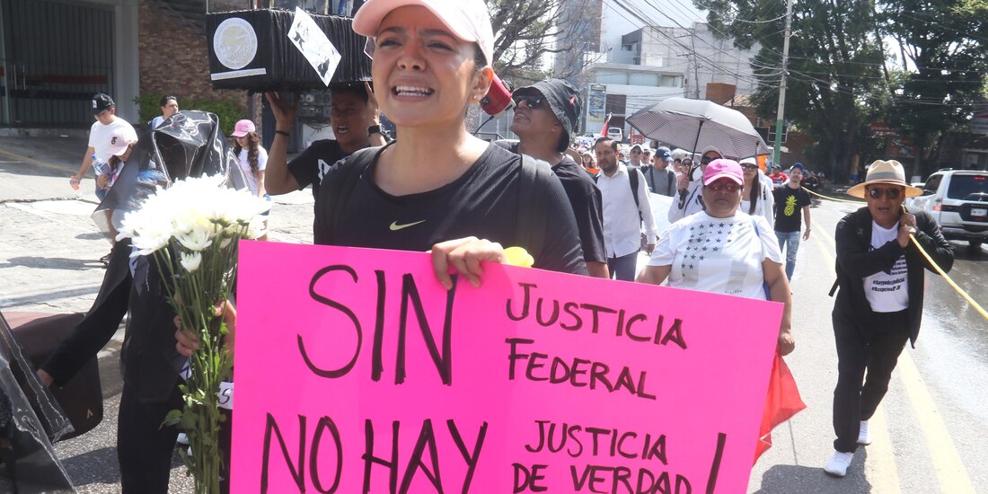 Trabajadores realizaron una marcha en Cuernavaca, Morelos, ayer.