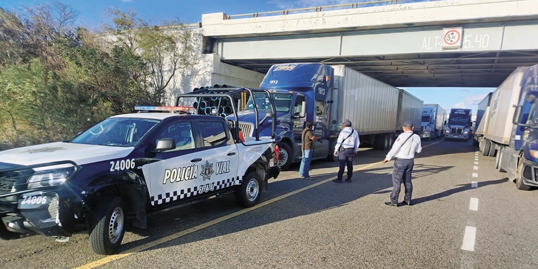 Operativo montado ayer por la policía vial de Oaxaca para resguardar vehículos.