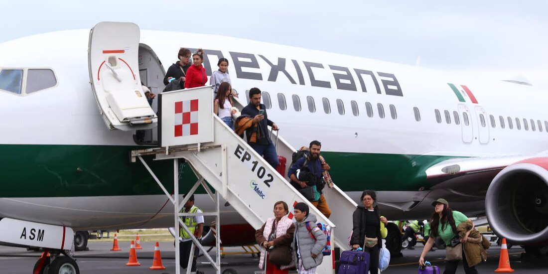 Pasajeros descienden de un vuelo de Mexicana.