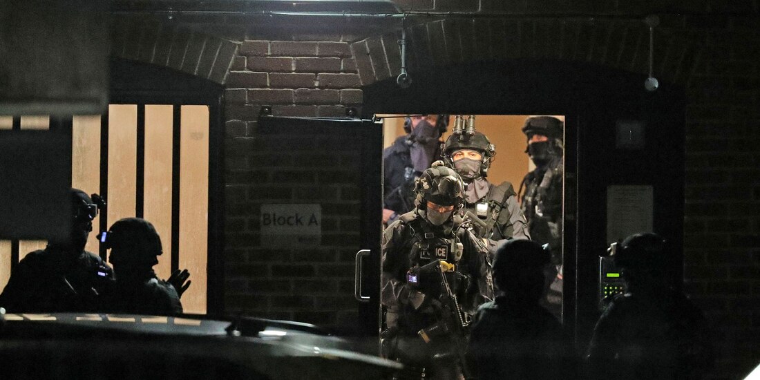 Policías armados atienden emergencia por ataque con cuchillo.