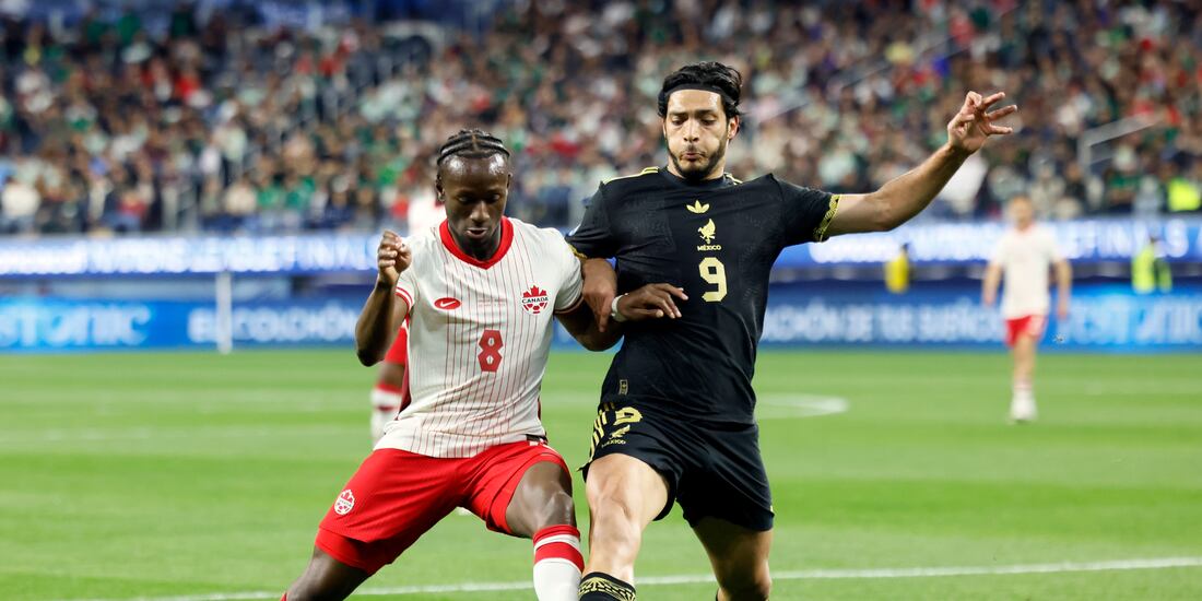 Ismael Kone y Raúl Jiménez disputan el balón en la semifinal entre Canadá y México.