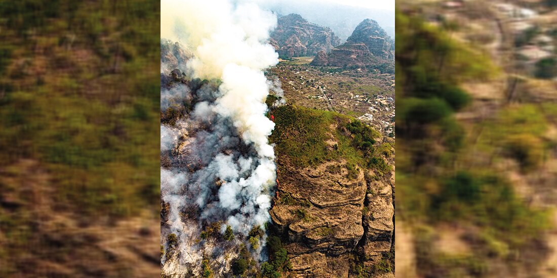 Una densa nube de humo blanco se aprecia desde el aire, producto del incendio forestal en la zona de El Tepozteco, en Morelos, que cumplió tres días ayer.
