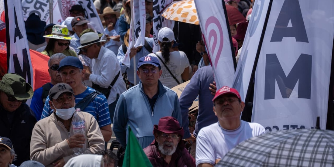 Asistentes al mensaje de Claudia Sheinbaum en el Monumento a la Revolución de la CDMX.
