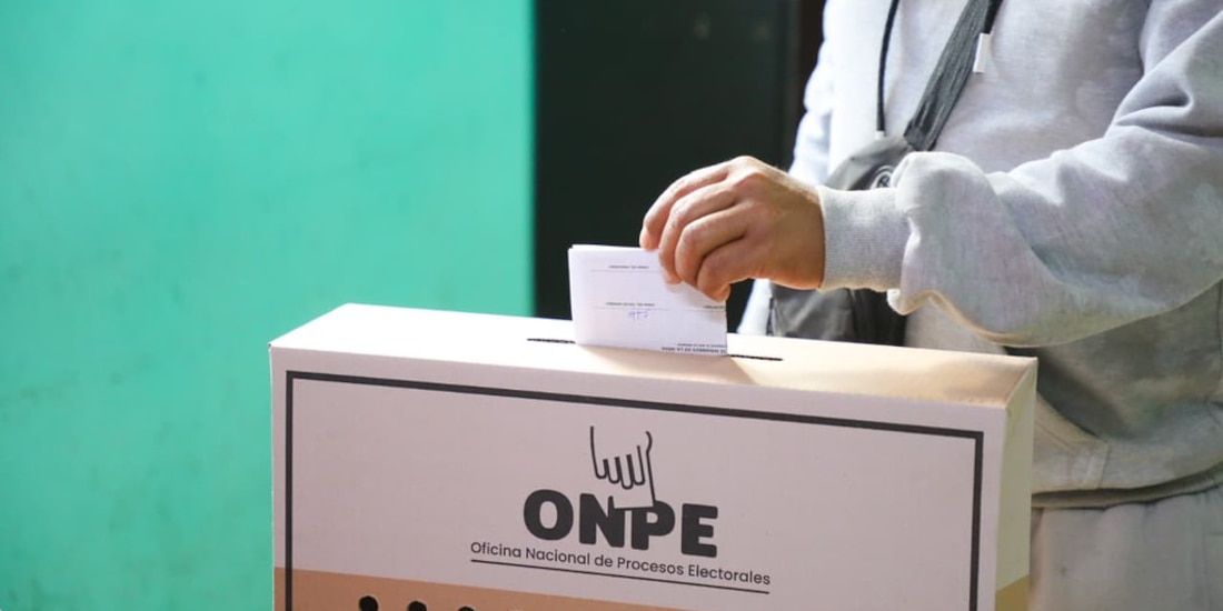 Una persona emite su voto en una urna, en la segunda vuelta electoral de Perú.