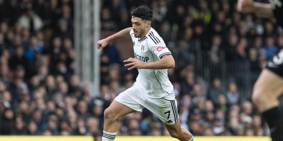 Raúl Jiménez en un partido de la Premier con el Fulham