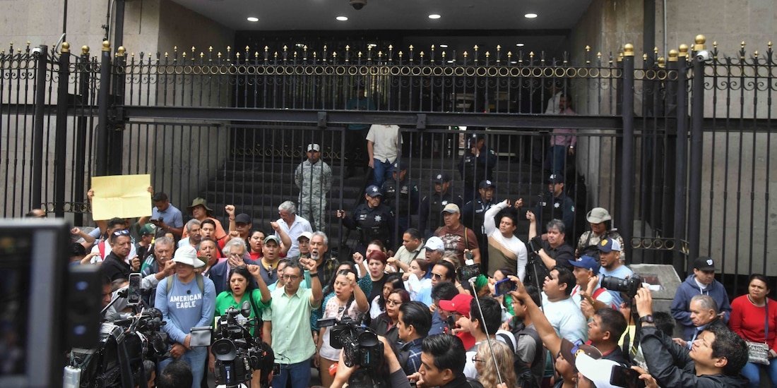 Integrantes de la CNTE frente al edificio de la Segob.