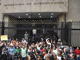 Integrantes de la CNTE frente al edificio de la Segob.