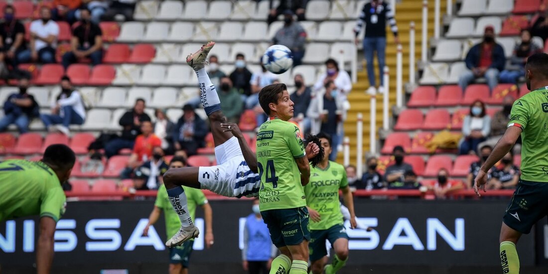Momento exacto del remate de chilena de Avilés Hurtado durante el cotejo entre Necaxa y Pachuca.