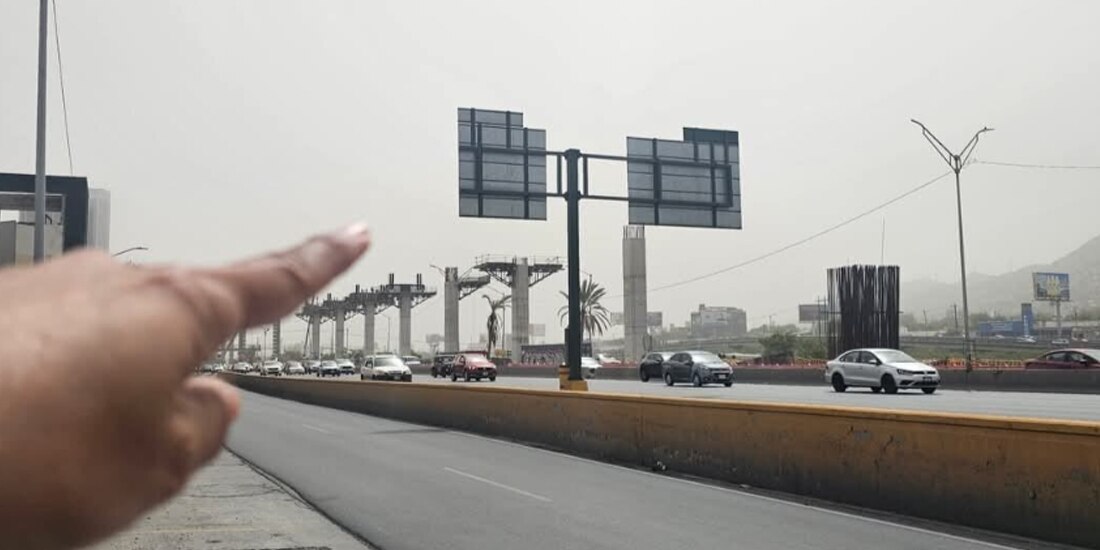 Un usuario de redes sociales señala el espacio en donde se debería apreciar el Cerro de la Silla, imposible de distinguir por la contaminación, ayer.