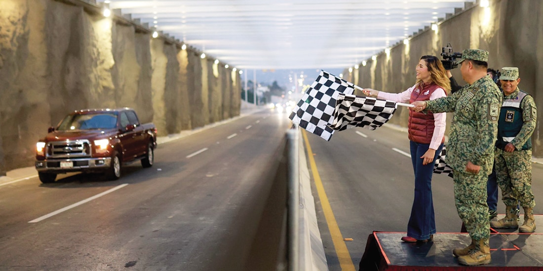 La gobernadora de Baja California, Marina del Pilar Ávila, y el ingeniero militar Edelmiro Manzano dan banderazo inaugural al viaducto de Tijuana.