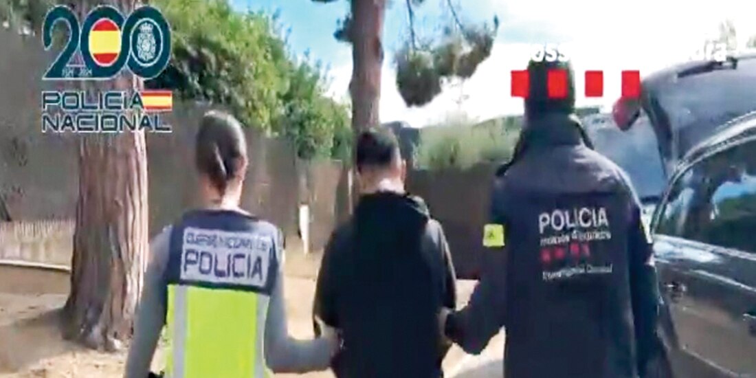 Elementos de la Policía Española, ayer, tras la captura de criminales en Barcelona.