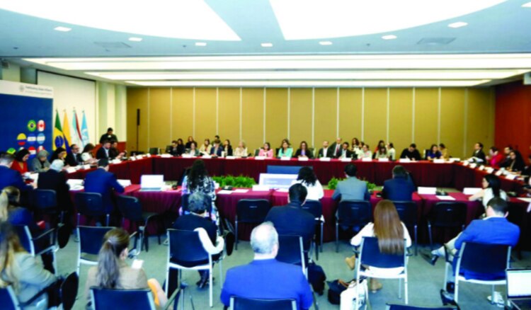 Integrantes de distintos organismos, ayer, en diálogo contra violencia infantil.