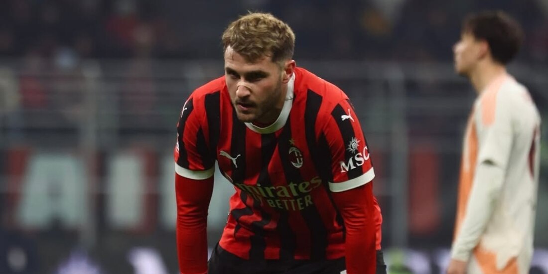 Santiago Giménez en un partido con el Milan