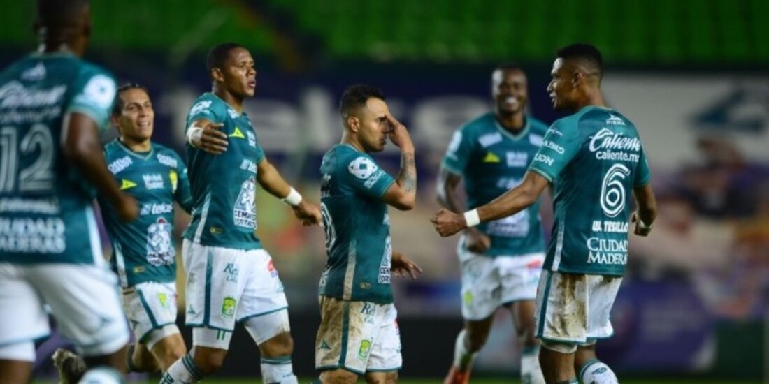 Jugadores del León festejan un gol en el pasado torneo de la Liga MX.