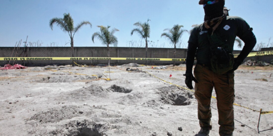 Un elemento de la FGR custodia un sector del rancho Izaguirre durante una visita de medios, el pasado 20 de marzo.