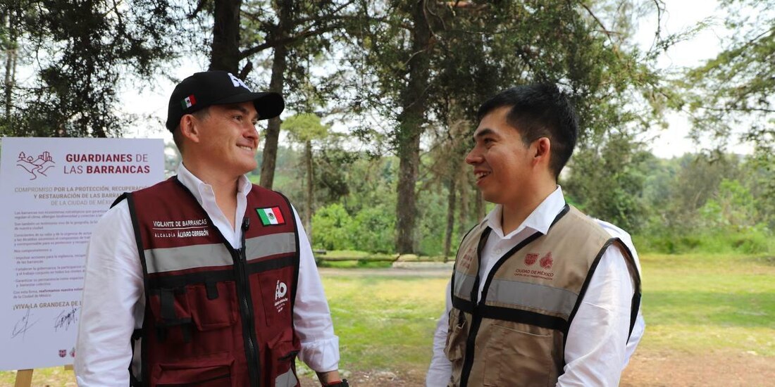 A la izquierda, el alcalde de Álvaro Obregón, Javier López Casarín.