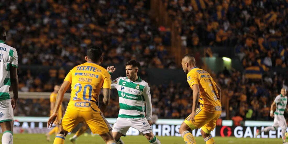 Una acción del duelo entre Tigres vs Santos, de la Liga MX