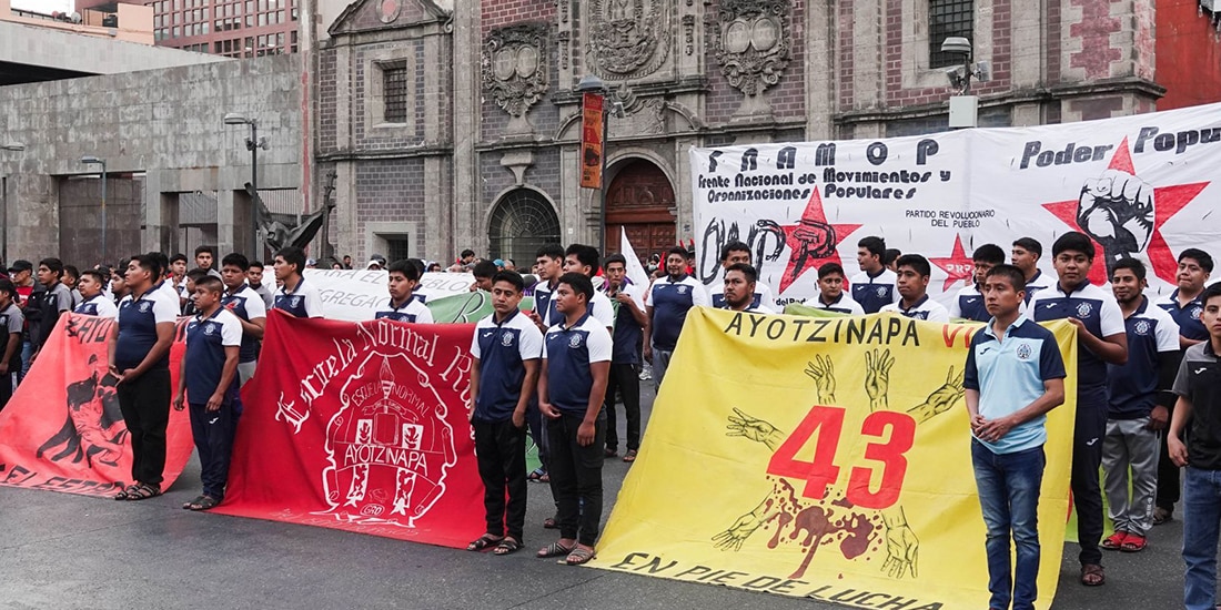 Estudiantes de la Escuela Normal Rural “Raúl Isidro Burgos” de Ayotzinapa marcharon junto a madres y padres buscadores hacia el Hemiciclo a Juárez durante la “140 Acción Global por Ayotzinapa y México”, para exigir justicia por la desaparición de los 43 normalistas