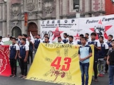 Estudiantes de la Escuela Normal Rural “Raúl Isidro Burgos” de Ayotzinapa marcharon junto a madres y padres buscadores hacia el Hemiciclo a Juárez durante la “140 Acción Global por Ayotzinapa y México”, para exigir justicia por la desaparición de los 43 normalistas