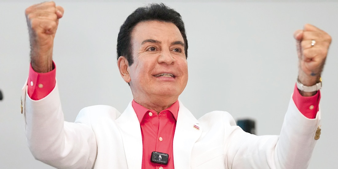 El candidato presidencial Salvador Nasralla, del Partido Liberal, celebra tras el anuncio de su ventaja en las elecciones del domingo, ayer.