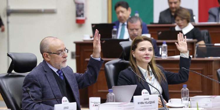LOS CONSEJEROS del INE Jaime Rivera y Carla Humphrey Jordan, durante una sesión, en imagen de archivo.