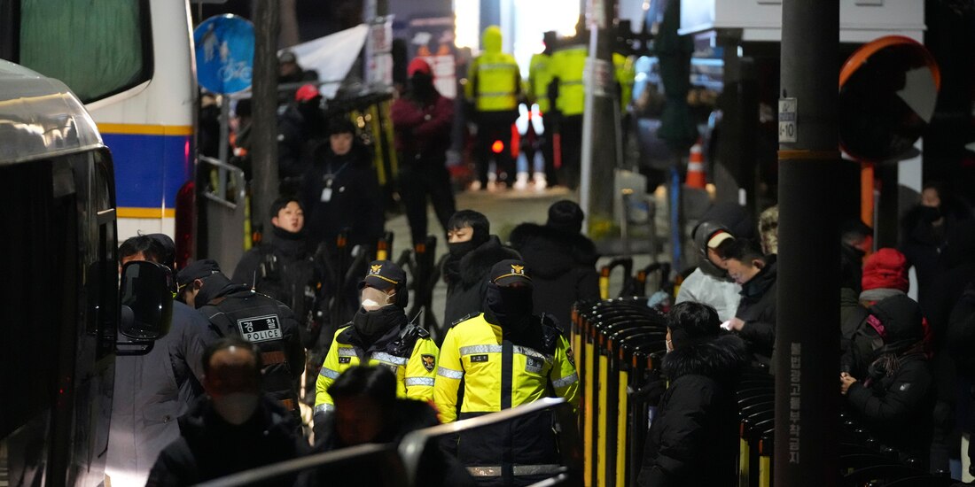 Decenas de oficiales rodean la residencia de Yoon Suk Yeol, ayer, en Seúl.