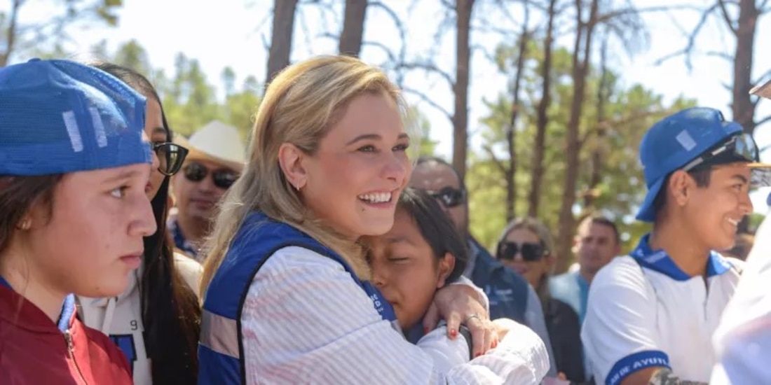 Maru Campos entrega árboles para reforestar la Sierra Tarahumara y mitigar los efectos de incendios forestales.