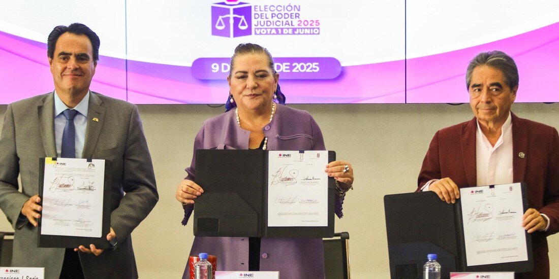 De izq. a der.: Isaac Luna (IPN), Guadalupe Taddei (INE) y Francisco Soria (UAM), ayer, en la firma de un convenio.