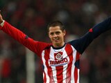 Chicharito celebra en un partido con Chivas
