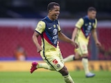 Giovani dos Santos festeja un gol con el América en la Liga MX.