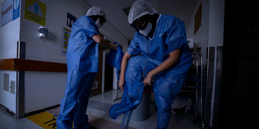 En el Hospital Juárez, que se ha convertido en un campo de batalla contra el coronavirus SARS-CoV-2, médicos, enfermeras y todo el personal son héroes que día a día luchan contra la pandemia.