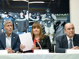 autoridades de Argentina muestran en conferencia el video de la repatriación de los familiares de Fito, ayer.