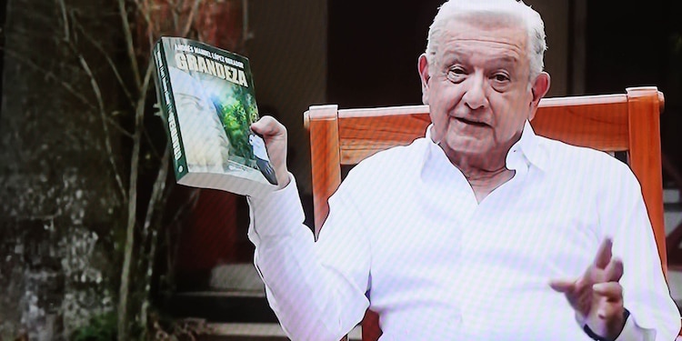 Andrés Manuel López Obrador, ex Presidente de México, reapareció en su cuenta oficial en sus redes oficiales para presentar su nuevo libro "Grandeza"
