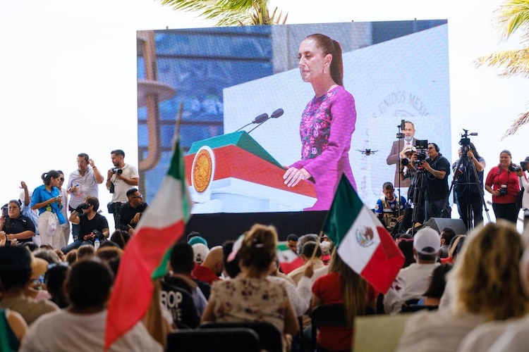 Desde Cancún, miles de ciudadanos escucharon el informe nacional de Claudia Sheinbaum y su llamado a defender la soberanía.