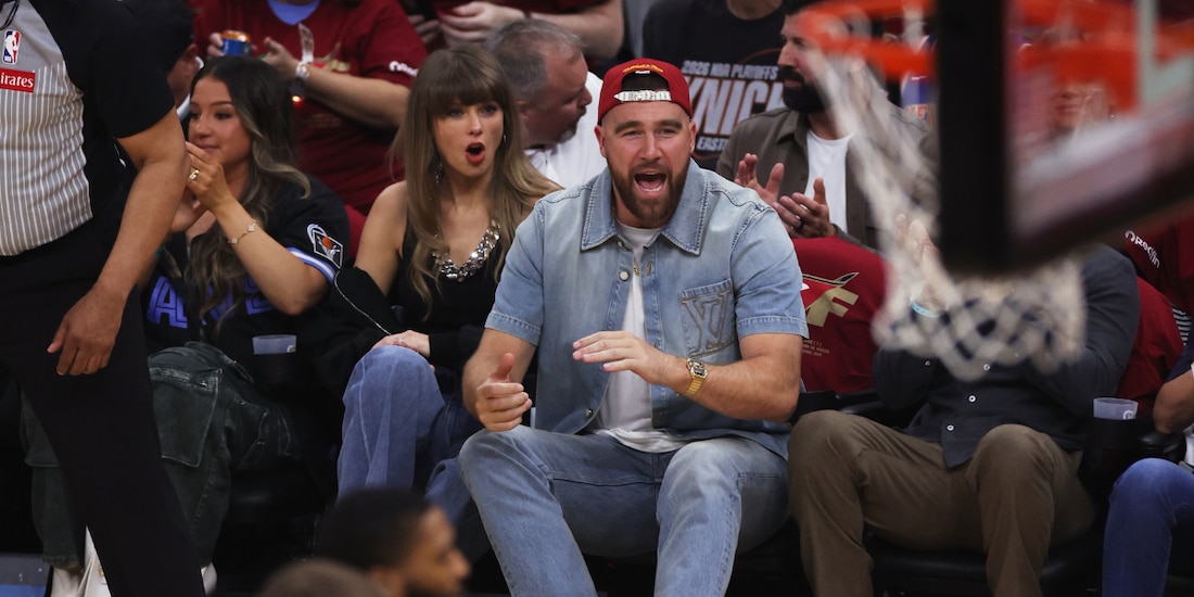 Travis Kelce y Taylor Swift disfrutan el juego entre Cavaliers y Knicks en los playoffs de la NBA.