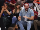 Travis Kelce y Taylor Swift disfrutan el juego entre Cavaliers y Knicks en los playoffs de la NBA.