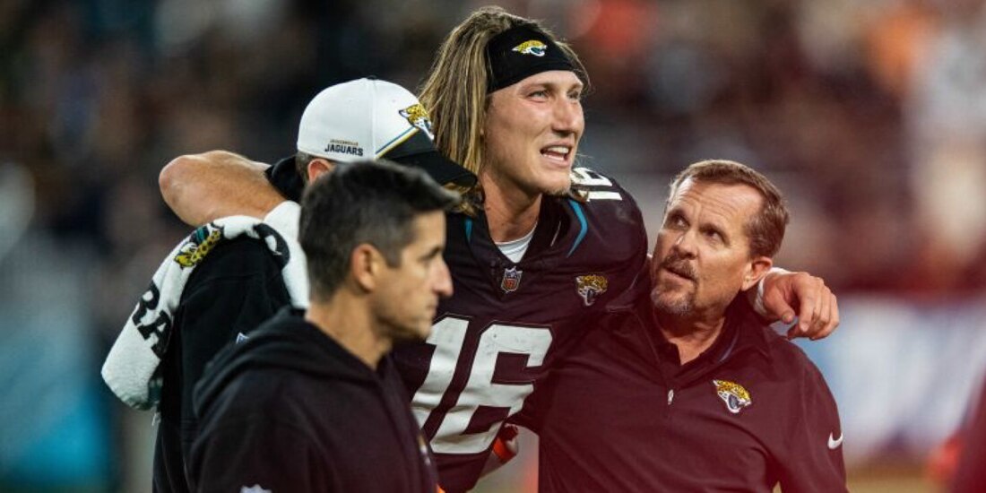 Trevor Lawrence sale lastimado y recibe increíble gesto