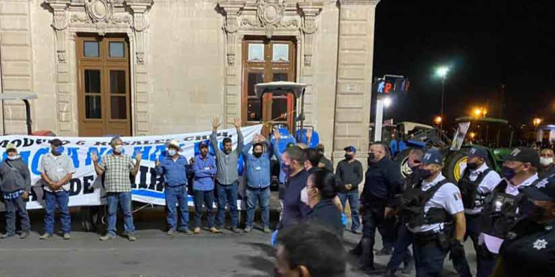 Policías antimotines acuden a las inmediaciones del Palacio de Gobierno para retirar a manifestantes.