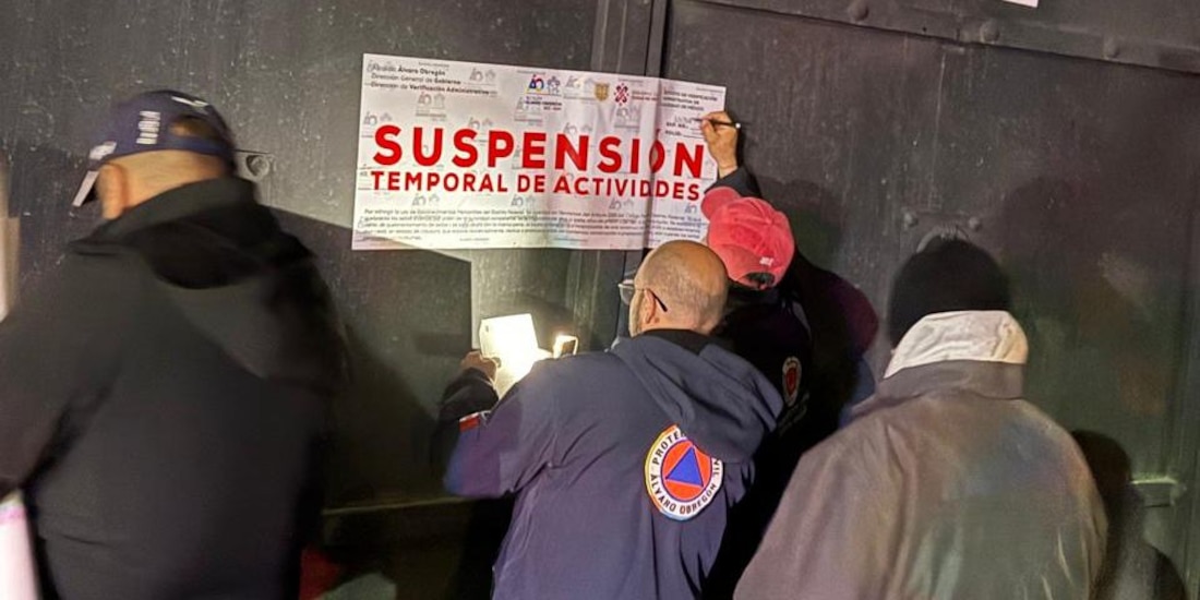 La suspensión del salón de fiestas sucede tras el reporte de seis personas lesionadas por pirotecnia.