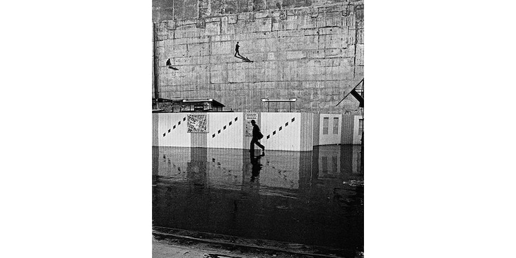 Rogelio Cuéllar retrata a personajes anónimos en paisajes urbanos.