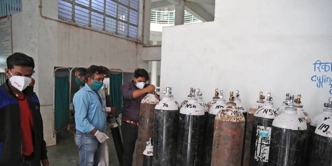 En India usan cilindros de oxígeno en el hospital después de una fuga en la planta de oxígeno en Nashik