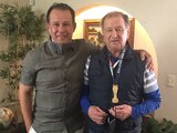 Juan Reynoso y el "Ojitos" Meza, con la medalla de campeón