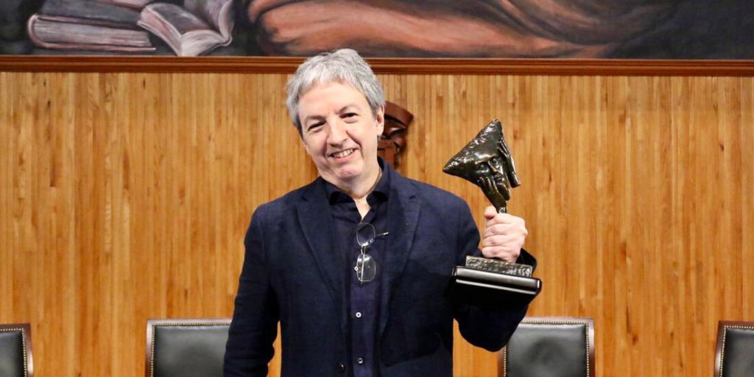 El escritor posa con la distinción el 28 de mayo.